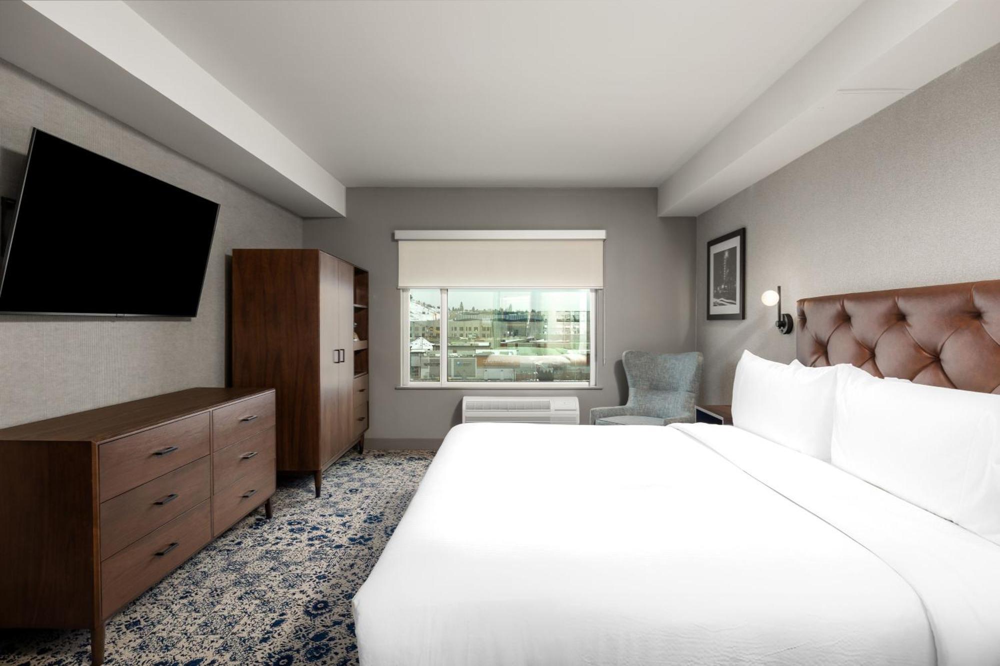 Four Points By Sheraton Kelowna Airport Hotel Exterior photo