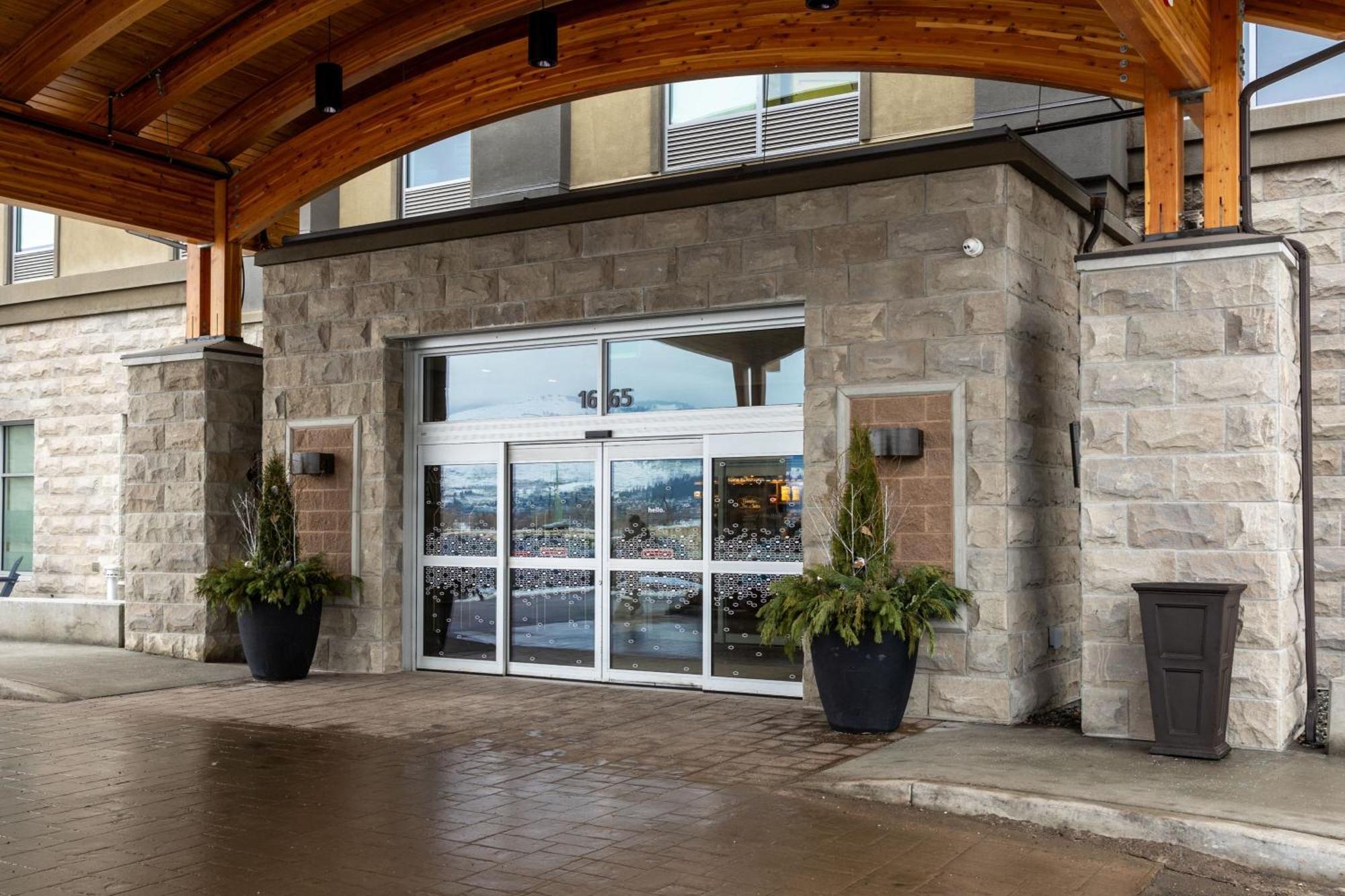 Four Points By Sheraton Kelowna Airport Hotel Exterior photo