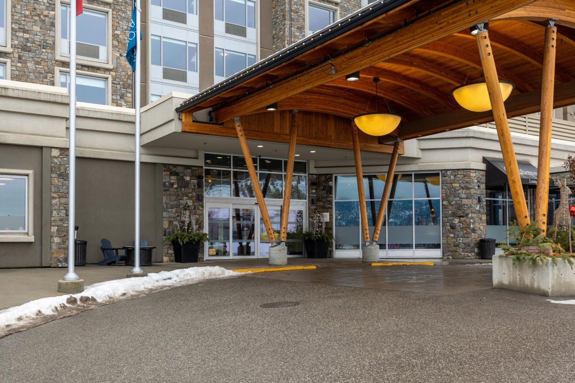 Four Points By Sheraton Kelowna Airport Hotel Exterior photo